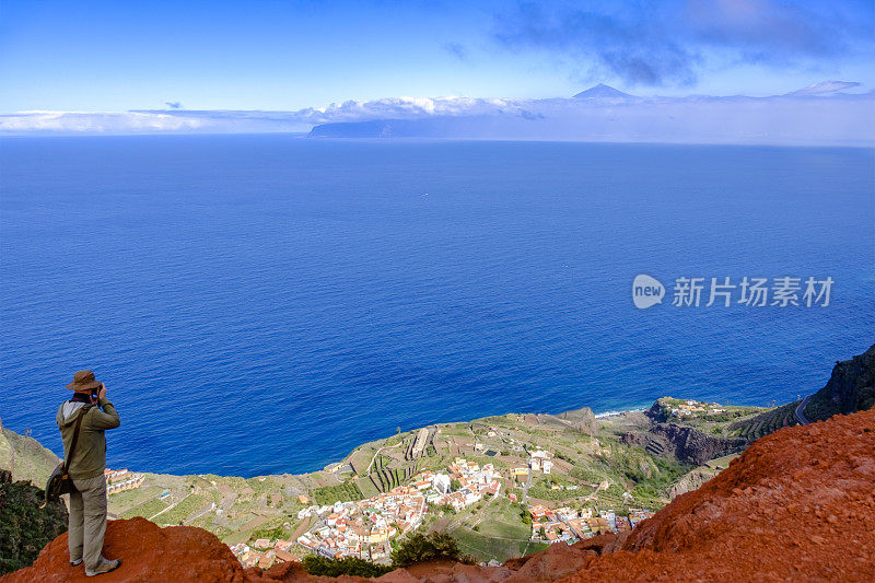 拉戈梅拉，加那利群岛(E) -米拉多德阿勃兰特与泰德山(特内里费)为背景